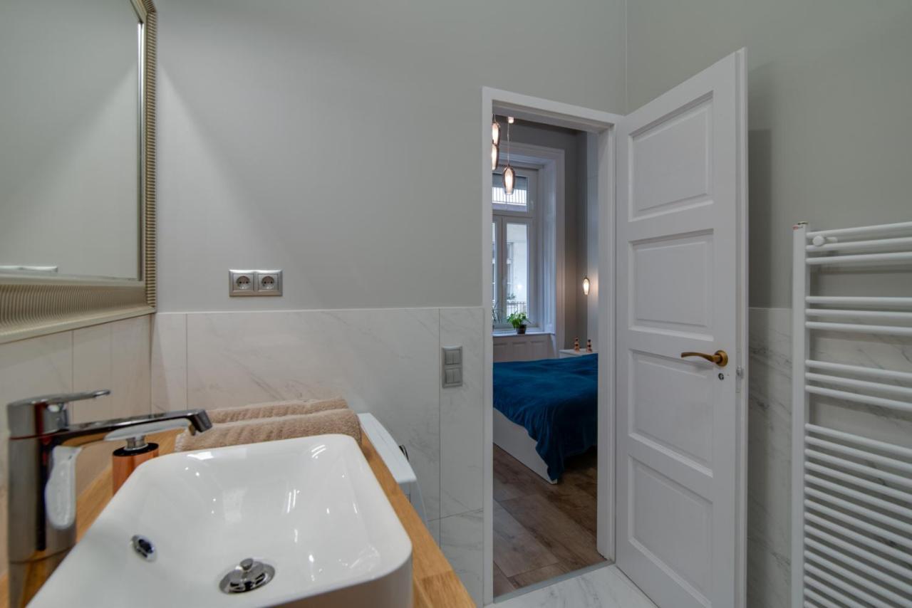 Helios Downtown Martha Apartment Будапеща Екстериор снимка