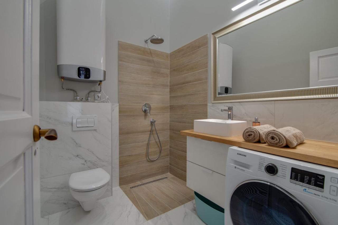 Helios Downtown Martha Apartment Будапеща Екстериор снимка